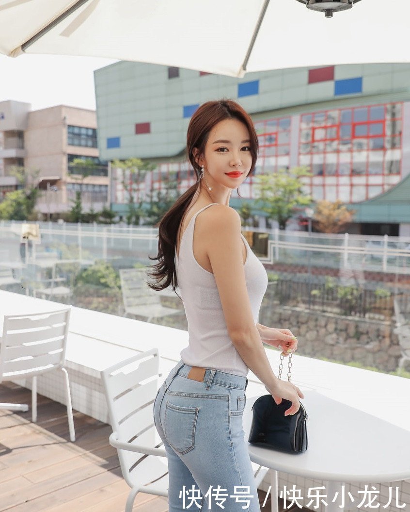 牛仔裤|轻奢写真,背心牛仔裤,既清爽又迷人!