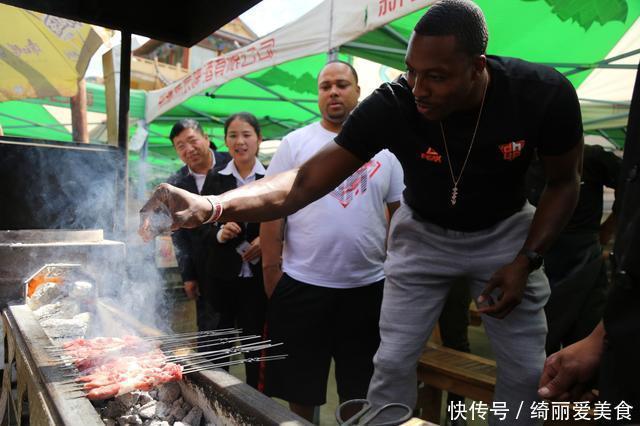 库里|NBA吃货遇上中国美食库兹马吃100个饺子,字母弟一人吃9桶泡面