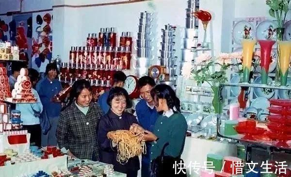 年画@老照片:70年代初,只有书店才卖年画,大碗茶是蓝边碗