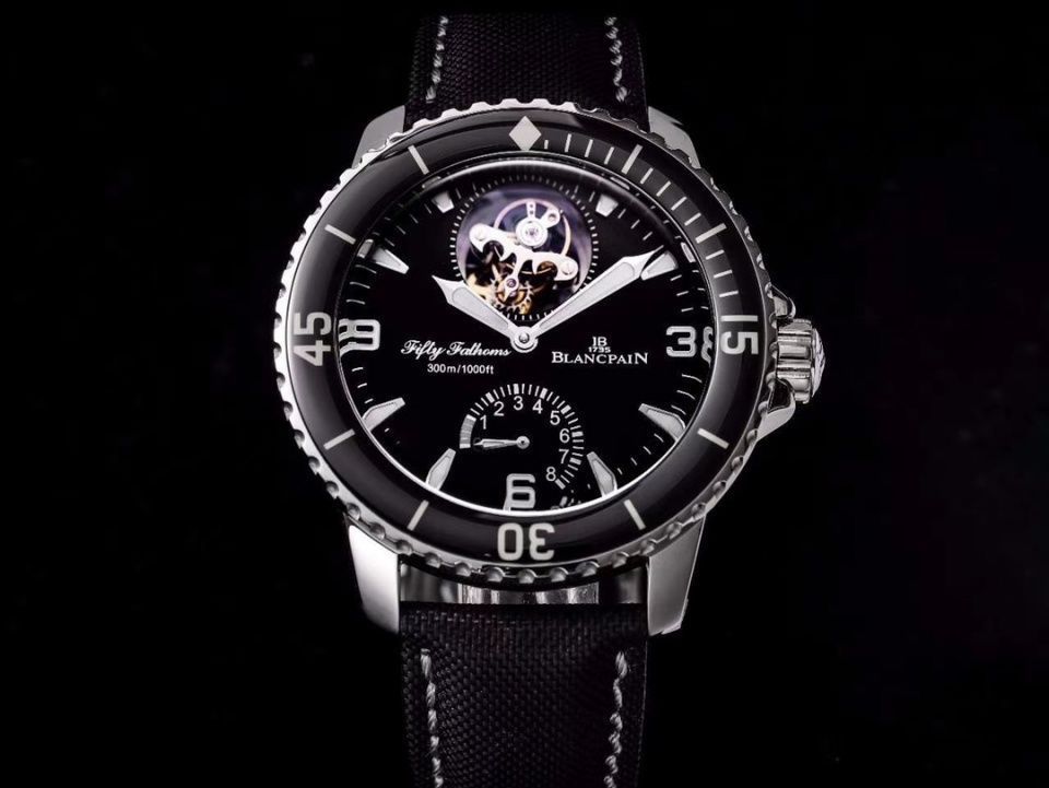 绿水鬼 在价格上天的绿水鬼面前,谁能拿下潜水表的下一个宝座!那只有五十噚莫属了!!!