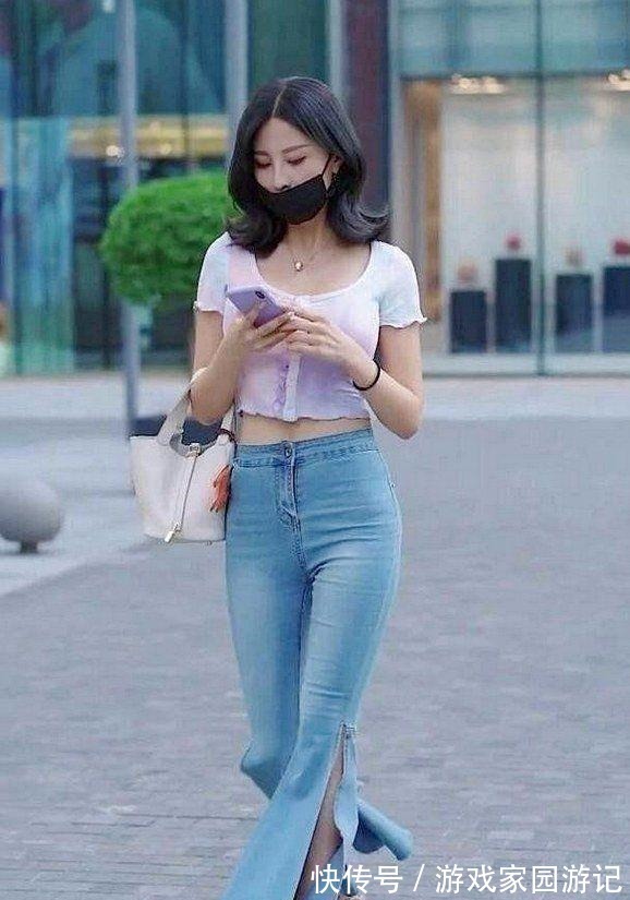 美女 美女穿一字肩搭紧身牛仔裤,展现性感时尚魅力!