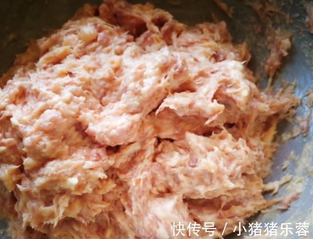 炸丸子|炸肉丸怎样做外酥里嫩?牢记“2放2不放”,肉丸香又脆,不发硬