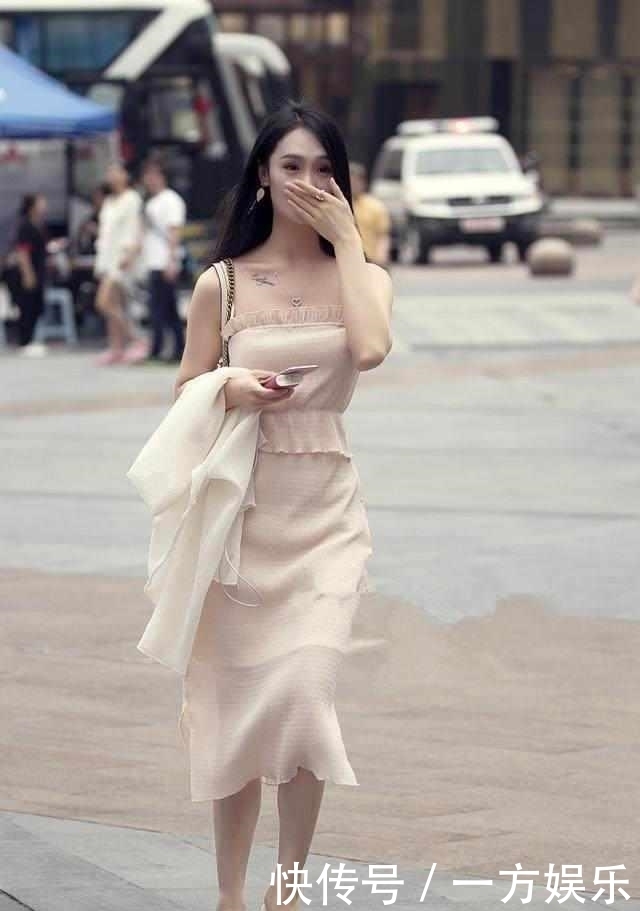 白皙|街拍:皮肤白皙明媚的小姐姐,走心不尴尬,衣服时尚很独特性感!