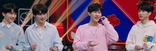 丁程鑫身高被质疑造假,跟160的宋小宝站一起,身高差很明显