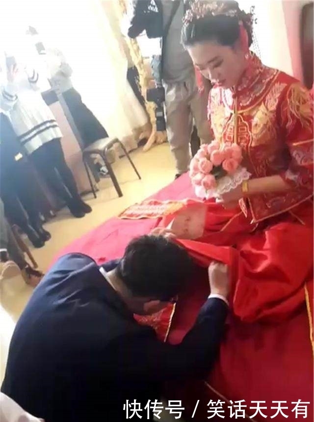 裙子|为找结婚高跟鞋,新郎低头掀新娘裙子,结果被新娘慌忙打手