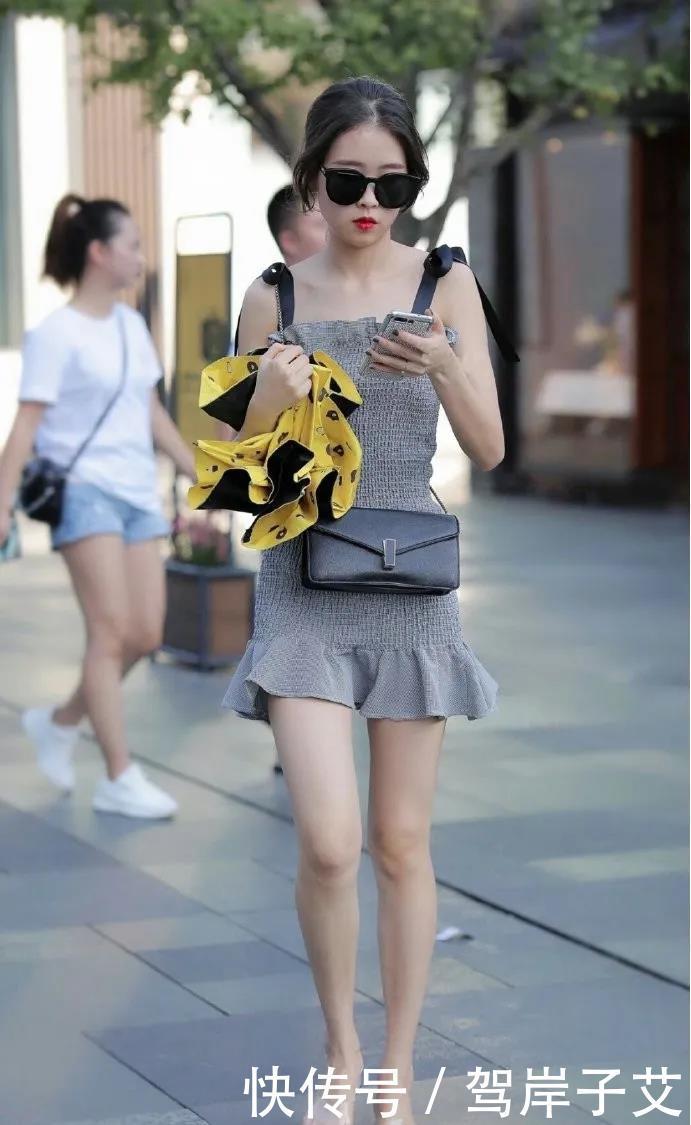 灰色荷花边连衣裙,搭配休闲时尚的平底拖鞋,穿出安静文雅的风格