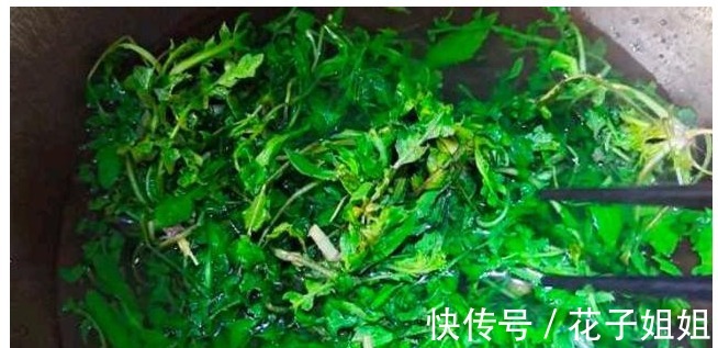 小时候|入秋后，碰见这菜别手软，一次性买15斤，放冰箱冻起来，特别省事！