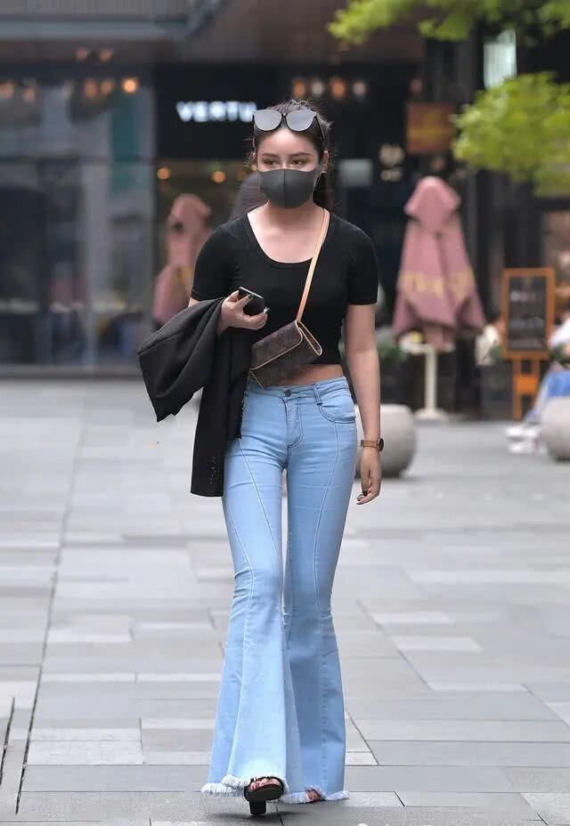 美美|裙子不“受宠”了,今夏流行牛仔裤,奔四的女人一样美美哒
