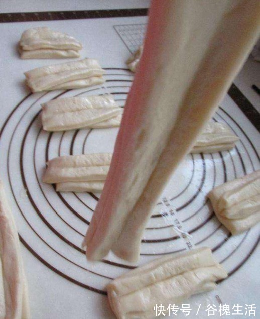 学会这样炸油条，你就可以开店了，外酥里嫩，太好吃