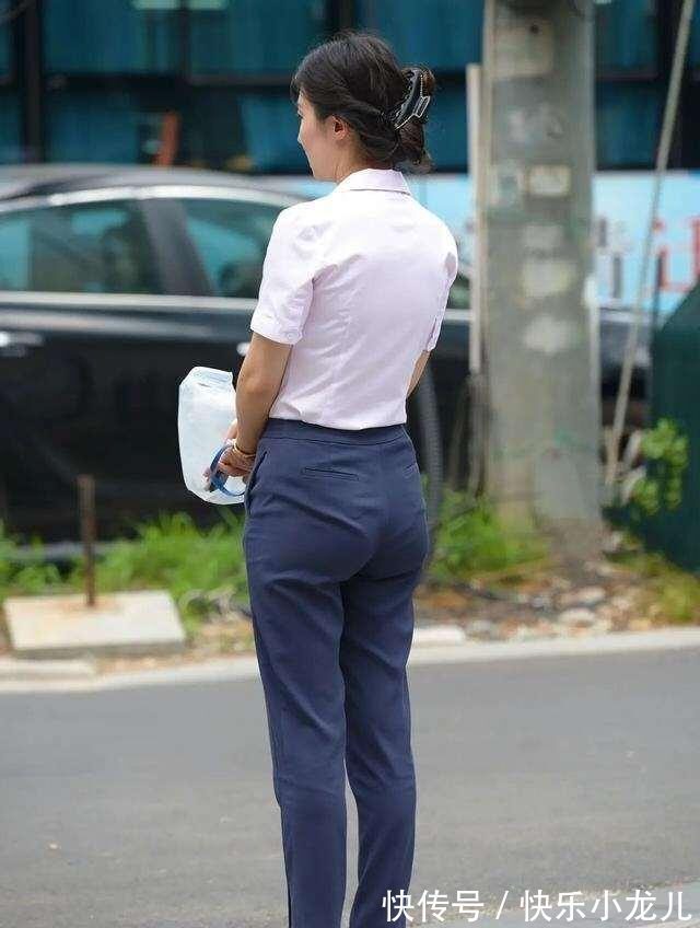 半裤 黑色系脖款吊带搭配白色高腰阔腿裤,修饰腿型,青春靓丽