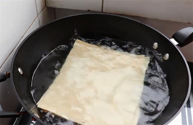 豆腐皮这个做法真的太香了,刚上桌就被抢着吃,吃着真过瘾