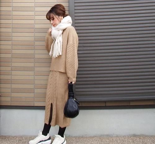 披肩长围巾的时尚卷法！冬天活跃的范本披肩搭配