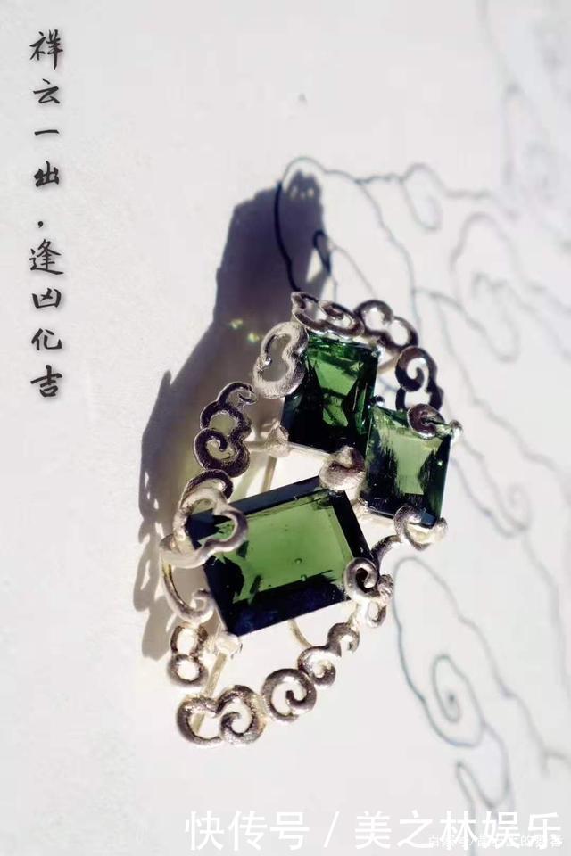 秋冬一款胸针胜过10件大牌珠宝,get胸针的佩戴方式!