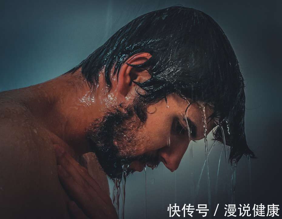 曹建春|洗澡洗不对,卒中来报备?洗澡若犯了4个错,没准可能身体很受罪