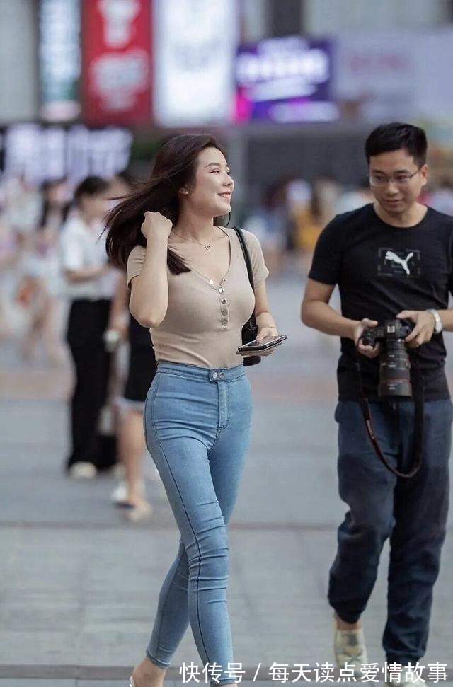 破洞牛仔裤 腐烂的街道牛仔裤,以新的面貌表现人,穿着独特的美丽!