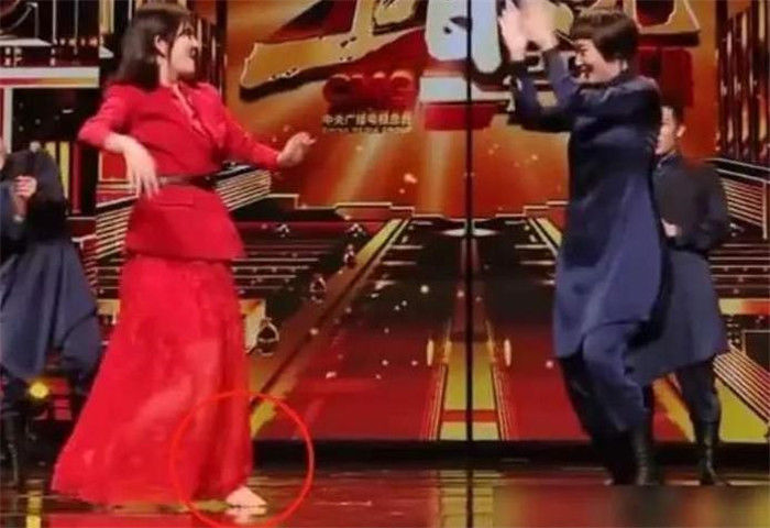 谢娜上央视主持节目,不顾形象当众脱鞋跳舞,网友:没素质