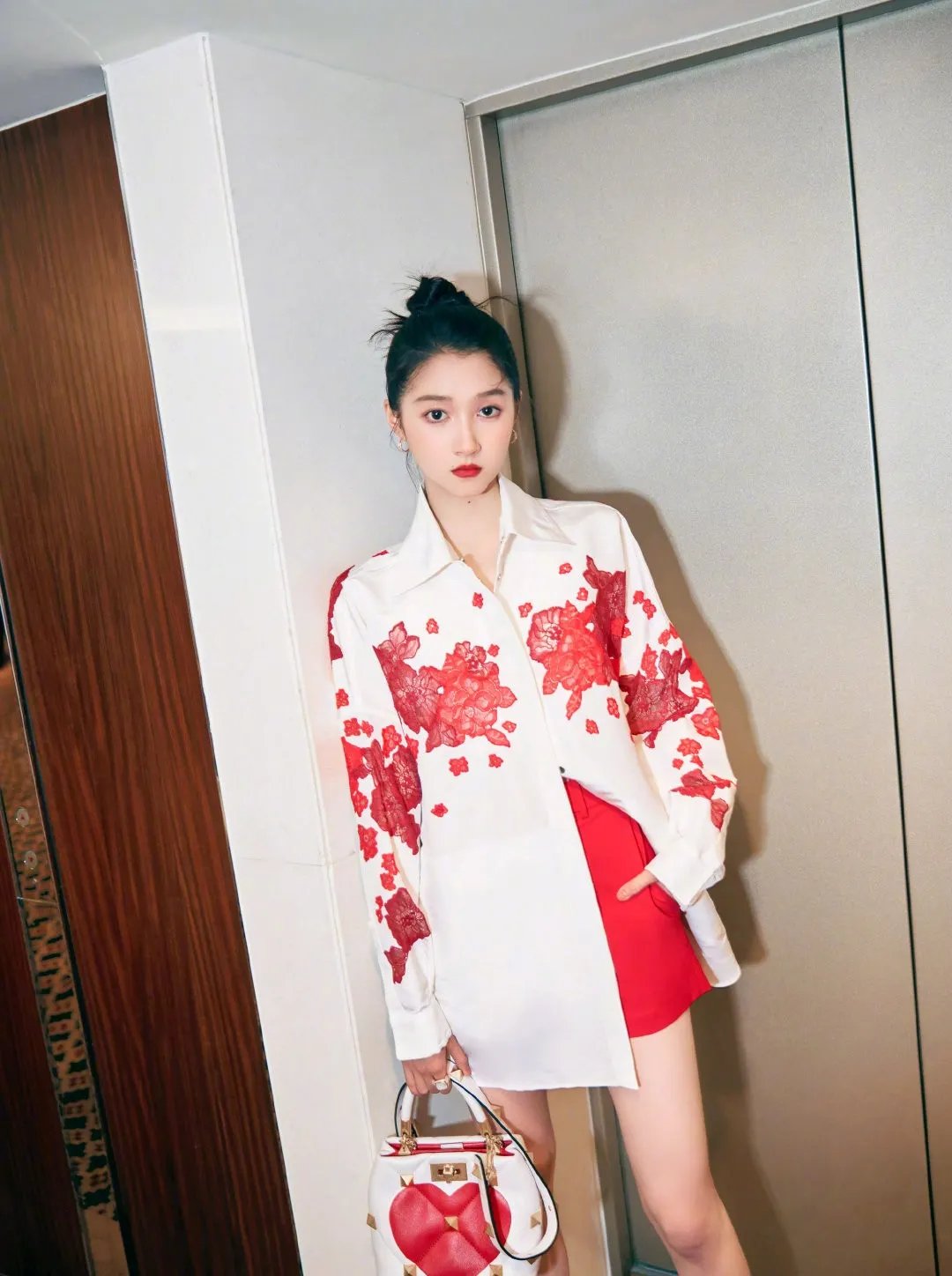 蕾丝|黑白灰穿腻了？今夏这6组彩色穿搭超显白，回头率100%