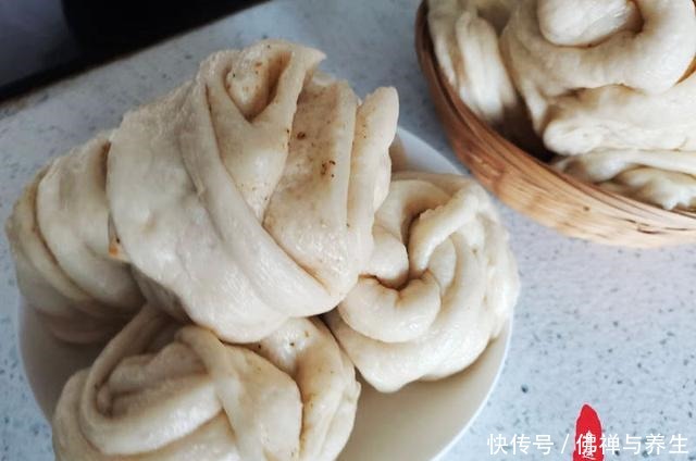 有的人爱吃花卷却不会拧，看看我介绍的这两种方法，简单易操作