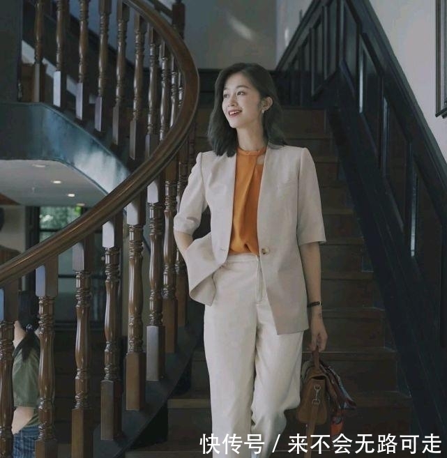 西装裙|上班穿什么？简约干练又不失温柔的穿搭，可以把自身的魅力放大化