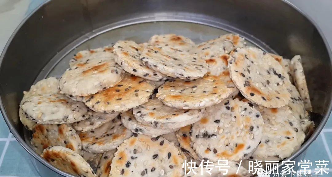 松软|芝麻饼干新做法，锅里一烙，松软香甜不加油，没烤箱也能一次成功