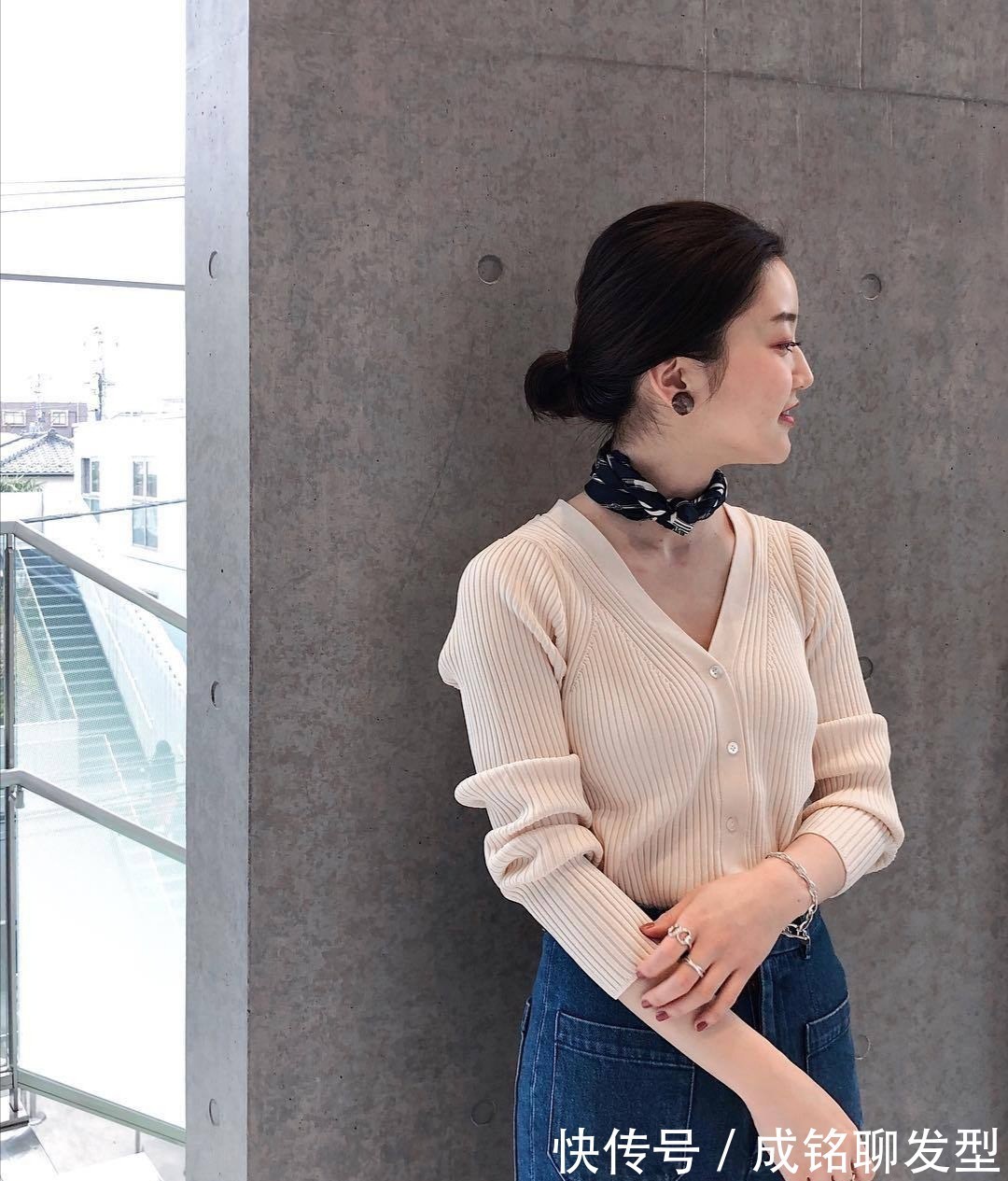 t恤|四十岁女人穿搭别乱配，这四种针织衫减龄搭配，让你时髦整个秋季