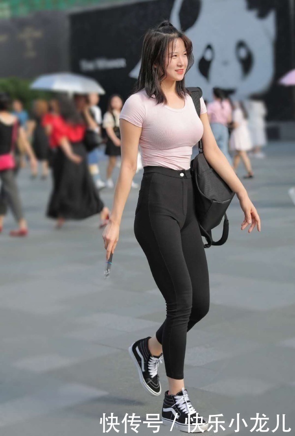 穿搭紧身T恤+紧身牛仔裤，配上樱桃小嘴，轻熟气质出街