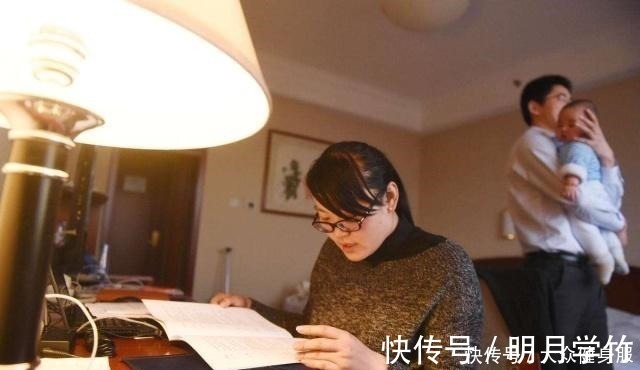 小家伙|5胞胎排排坐等妈妈喂饭,看到妈妈出现后,小家伙表情萌翻了!