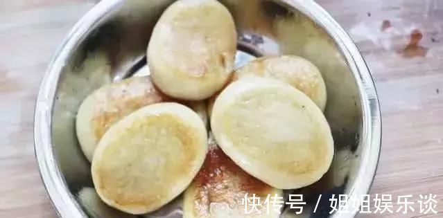 红糖水|糯米粉最好吃的做法，开水一烫，大刀一切，全家人都有爱吃
