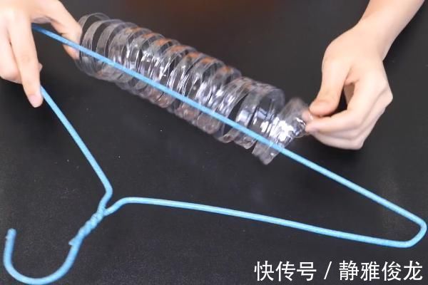 衣架上挂一个塑料瓶,放在阳台太实用了,解决了千家万户的烦恼!