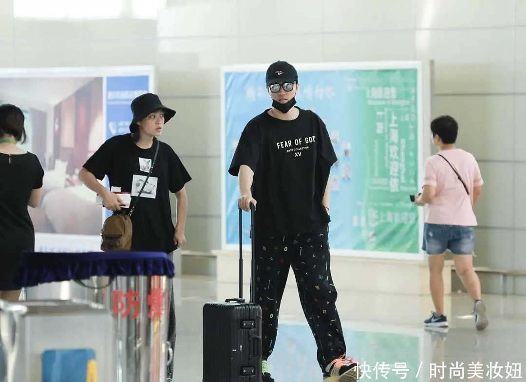 t恤|刘翔二婚妻子气质真好,穿黑色T恤配阔腿裤,素颜也挺美