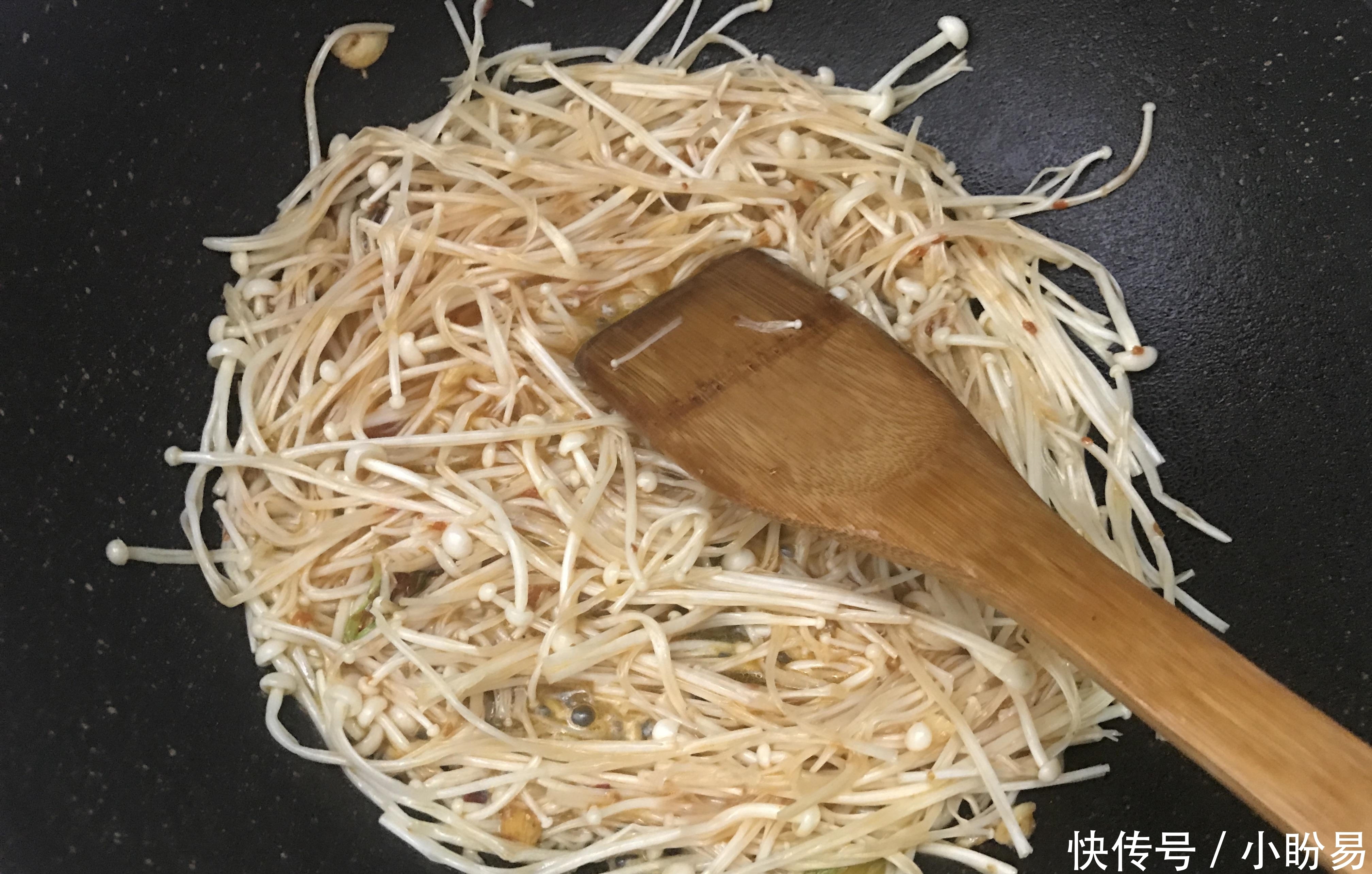 金针菇最好吃的做法,一周做三次,每次汁都不剩,香辣开胃特好吃