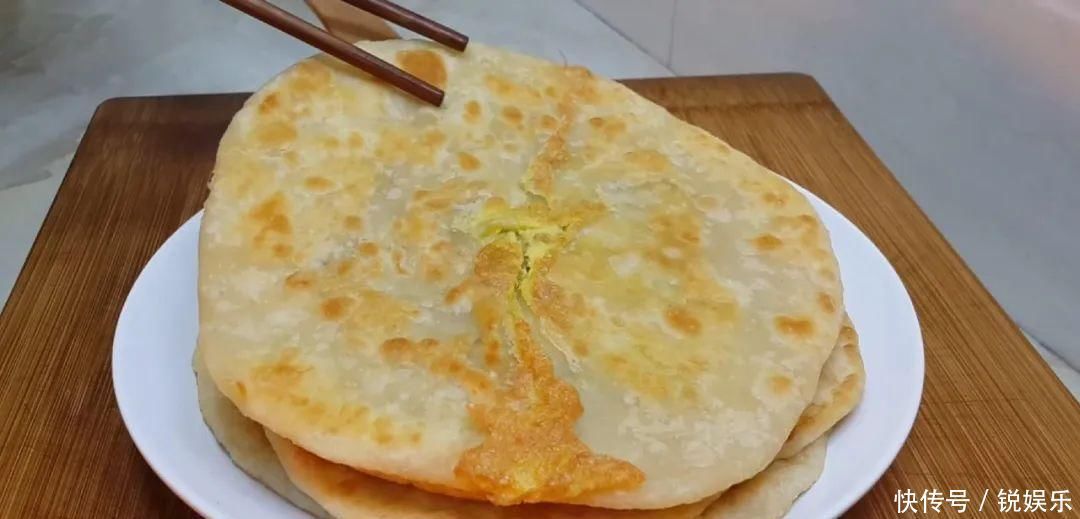 鸡蛋饼这样做太香了,教你懒人做法,鼓泡零失败,吃过就念念不忘