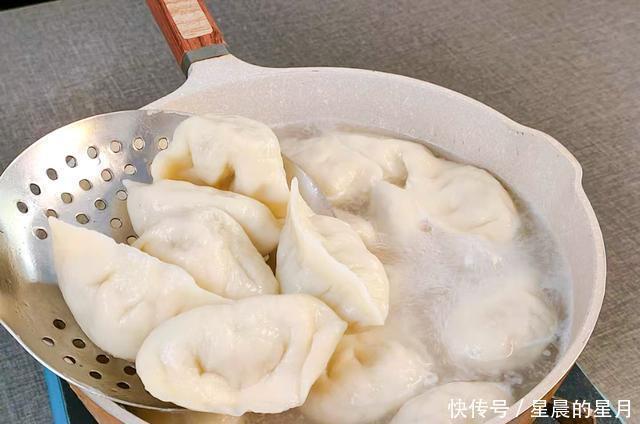 少许食盐|萝卜馅的饺子这样做,营养开胃又鲜嫩
