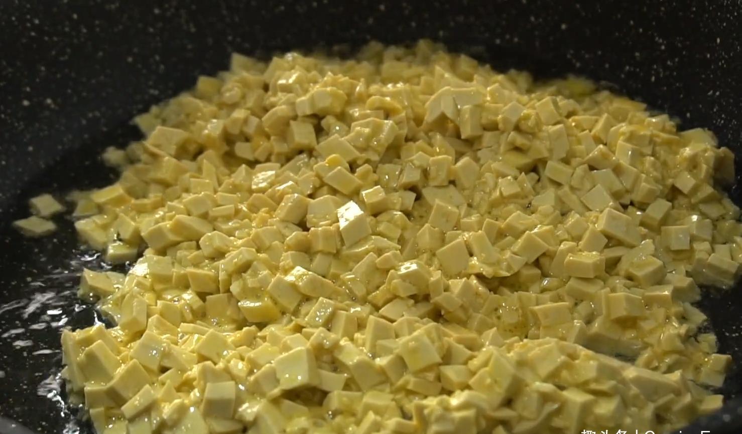  简单|白菜简单做，不发面不烫面，一折一卷就搞定，比包子还好吃！