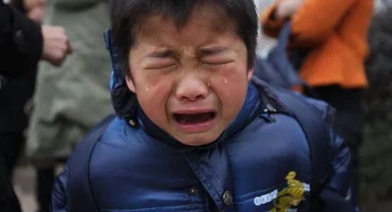 家长|“我不买了,妈妈别打了”,6岁女儿跪地求饶,失控的家长多可怕?