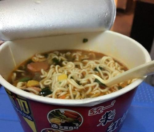 泡面|泡面创始人将方便面当饭吃,看到其活的岁数后,网友:被骗多年!