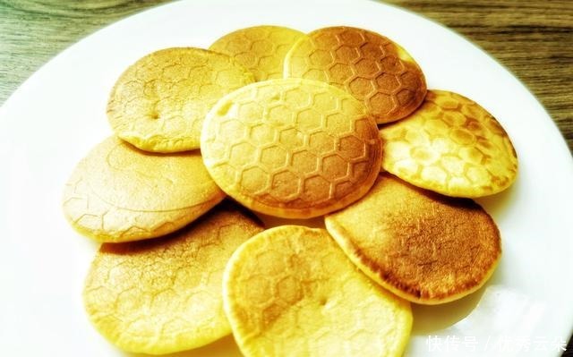 玉米面加鸡蛋搅一搅,早餐很快就做好,松软又营养