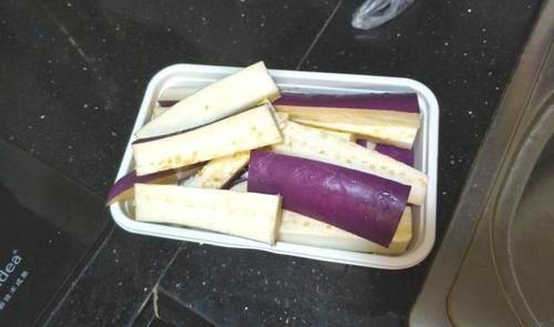 茄子|茄子配豆角，简单一锅出，咸香下饭，软嫩入味，三天就得做一次