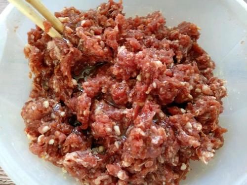  搅拌均匀|爱吃牛肉馅饼不用去买，按照此法自己做，薄皮大馅不油腻