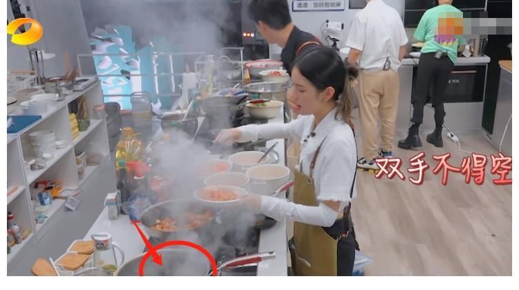 千万不能让黄晓明下厨,厨房都差点燃起来了,吓坏了周也!