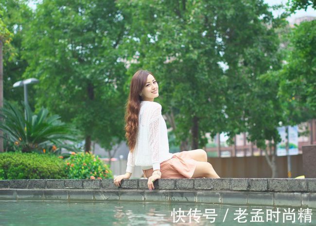 透视|粉色超短裤搭配白色雪纺上衣,甜美感十足