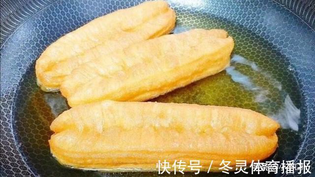 发酵|炸油条时，切记“1忌2放”窍门，油条又大又脆，10小时不回软