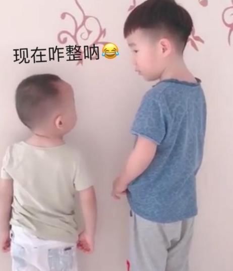 妈妈|兄弟打碎妈妈香水被罚站，哥哥对弟弟说的“悄悄话”，让宝妈笑翻