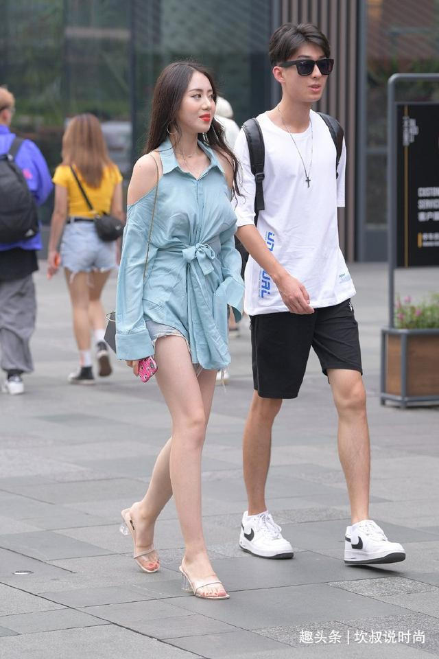 时尚达人的衬衫装,露肩与露背结合,既清凉又有魅力