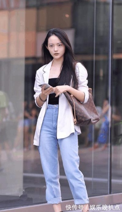 紧身裤|街拍:美女小姐姐,黑色吊带搭配紧身裤,身材高挑有型