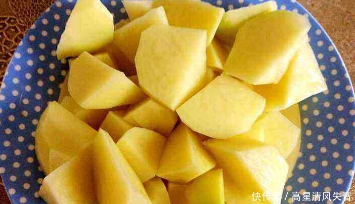 土豆炖牛腩家常做法：牛腩软烂，土豆软糯易消化，营养不流失！