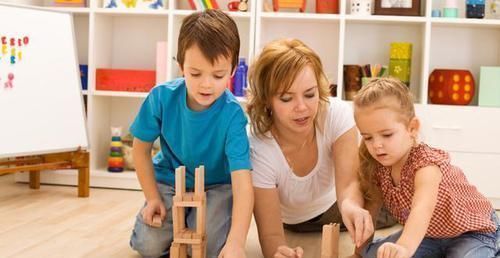 孩子|幼儿园放学,孩子重复哼唱“一首歌”,妈妈听清歌词后找老师算账