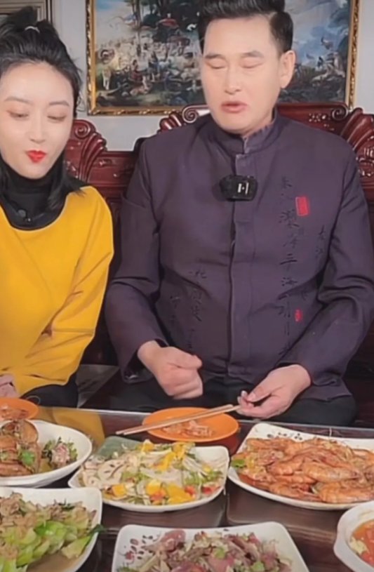 大衣哥晚飯?zhí)S盛，混好了卻不忘初心！