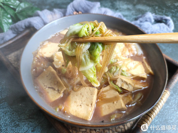 它和豆腐天生一对，热热乎乎炖一锅，汤汁都不剩