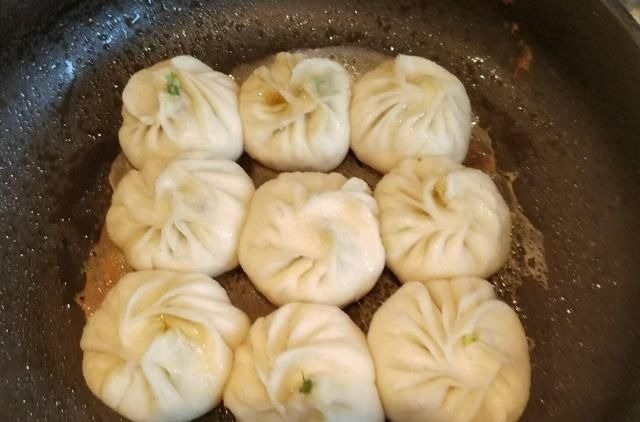 水煎包这样做太好吃了，脆而不硬，香而不腻，孩子一次吃了5个
